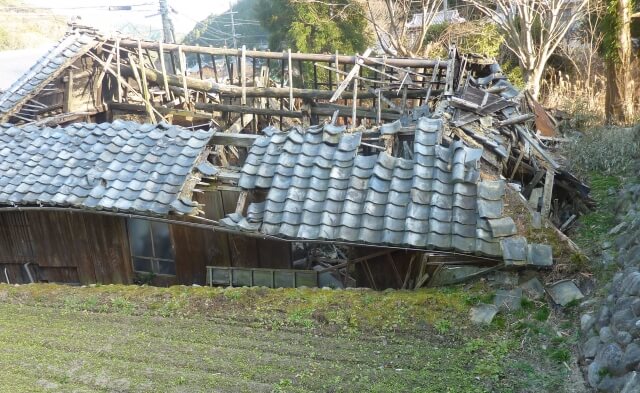 崩れ行く廃屋の屋根