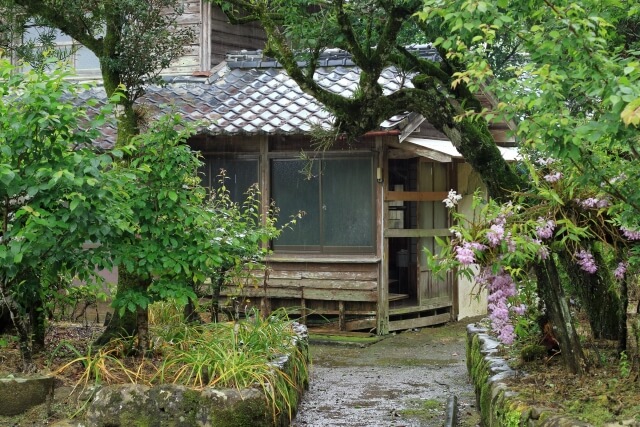 雨の廃屋